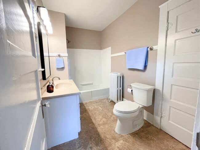 Building Photo - 405 La Fox River Dr