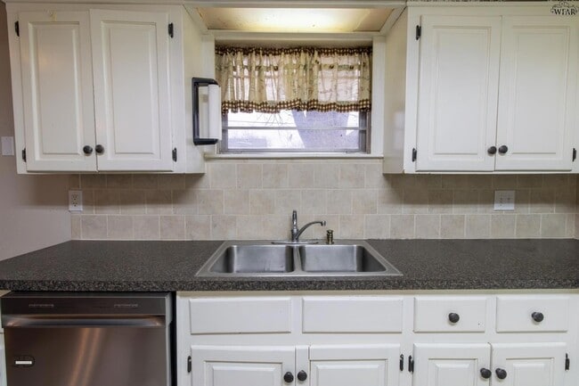 Building Photo - 4646 Sierra Madre Dr