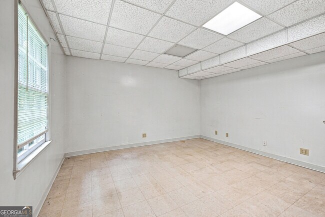 Building Photo - 965 Millbrook Ct
