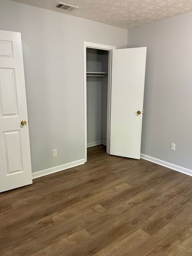 Building Photo - 2 Bedroom/ 1.5 Bathroom Duplex on Old Epps Bridge Rd!  Available early June!