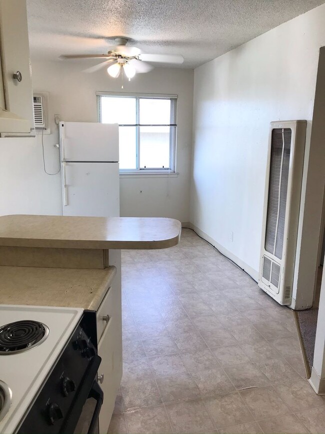 Building Photo - Convenient 2x1 with Parking- dog friendly!