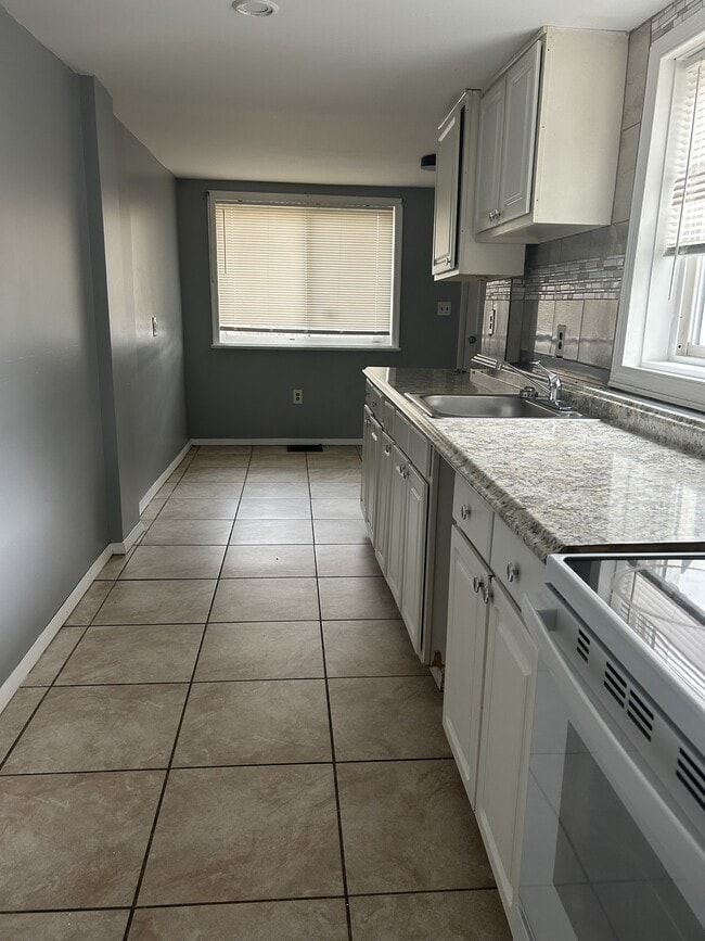 Building Photo - 1121 Columbia Ave