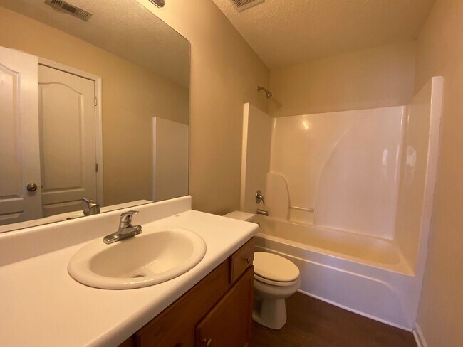 Building Photo - PRE-LEASING FOR AUGUST 2 2026! FENCED IN BACK YARD! 1/2 Off Deposit!