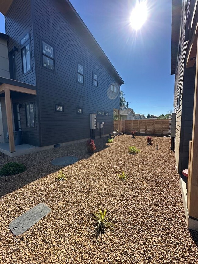 Building Photo - Gorgeous BRAND NEW Modern 2-bd/2-bath Condo in Redmond, OR!