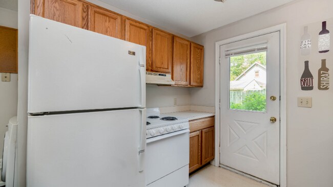 Building Photo - 204 Cherry St