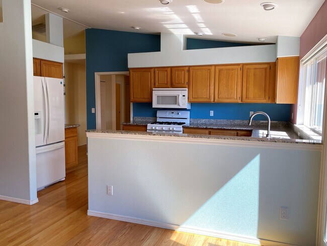 Building Photo - UNIQUE RAMBLER with views in Dockside at Kitsap Lake!