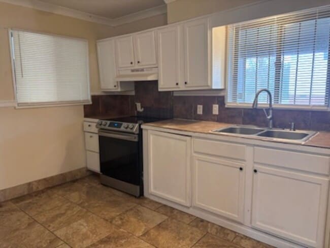 Building Photo - 1670 Kentwood Dr