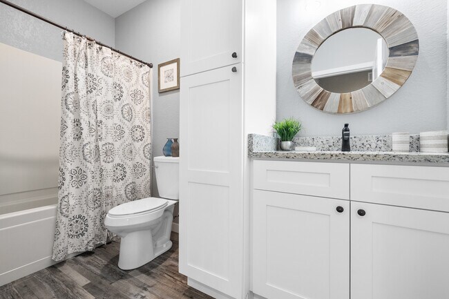 Building Photo - 1310 Daisy Dr