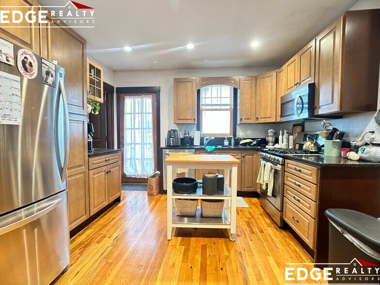 Building Photo - 22 Saybrook St