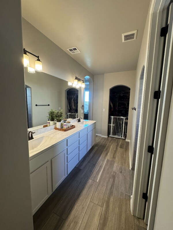 Building Photo - 704 Amatista Lp SE