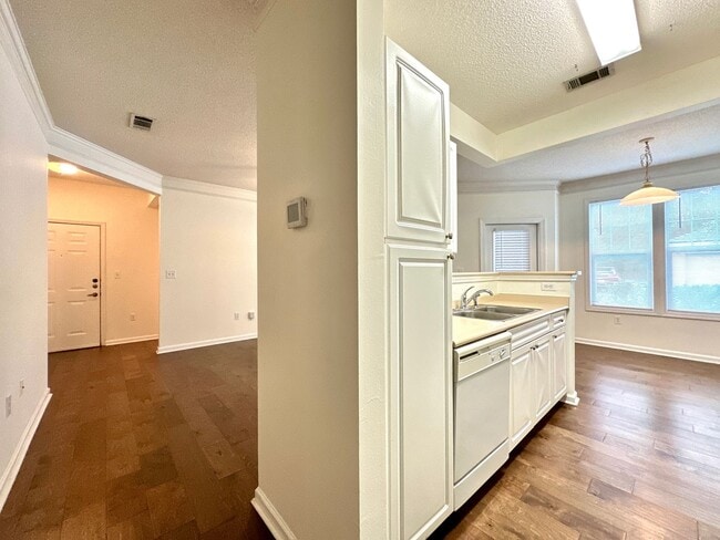 Building Photo - 2 Bedroom, 2 Bath Condo in Southampton Poi...