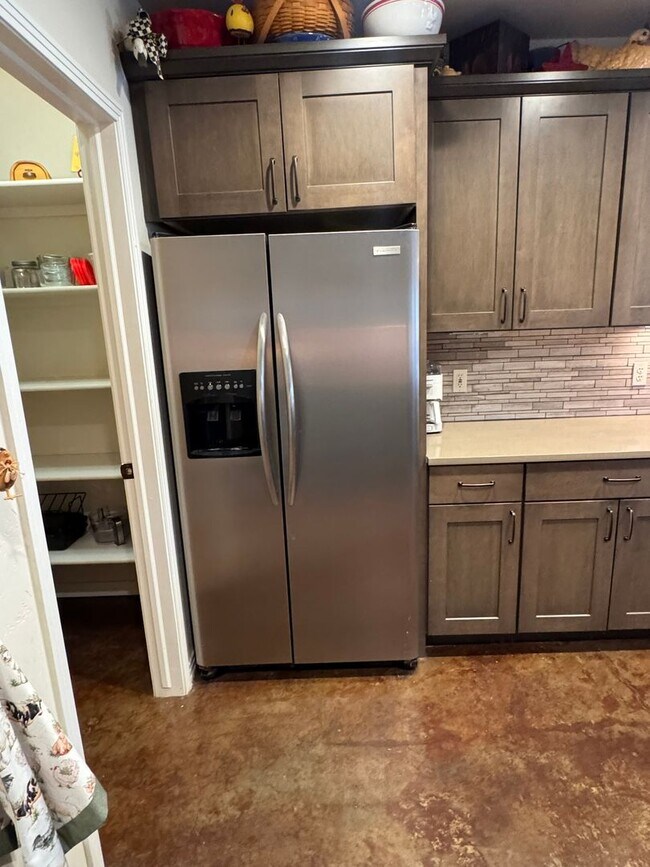 Building Photo - Stylish One-Story FULLY FURNISHED 3Bed, 2B...
