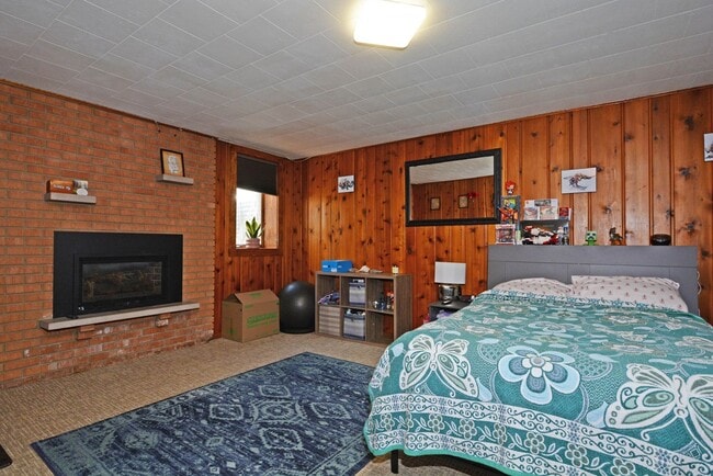 Building Photo - Charming 3 Bed, 1.5 Bath Home in Richfield – Private Yard, Garage & Prime Twin Cities Access