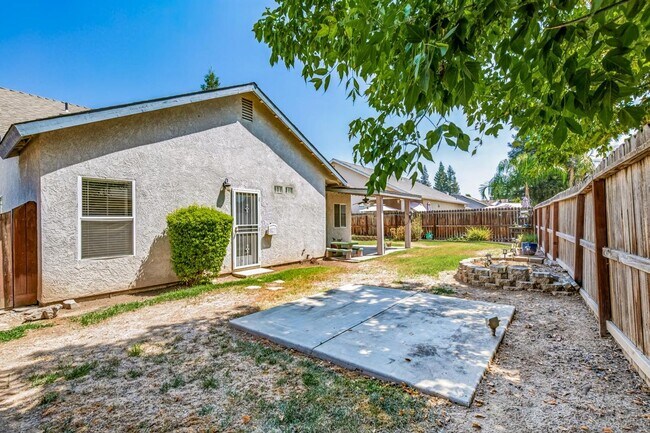 Building Photo - 352 W Kelly Ave