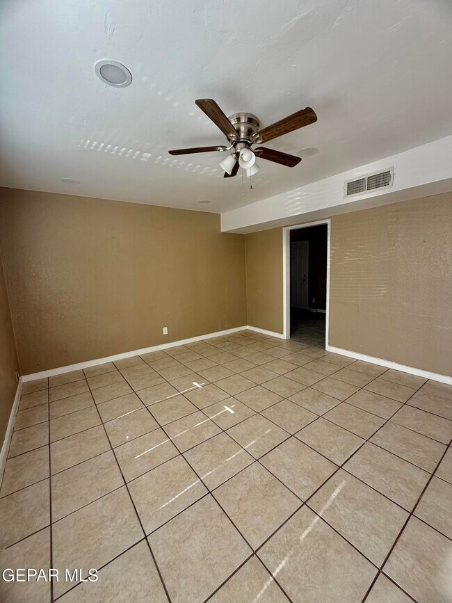 Building Photo - 601 Lomaland Dr