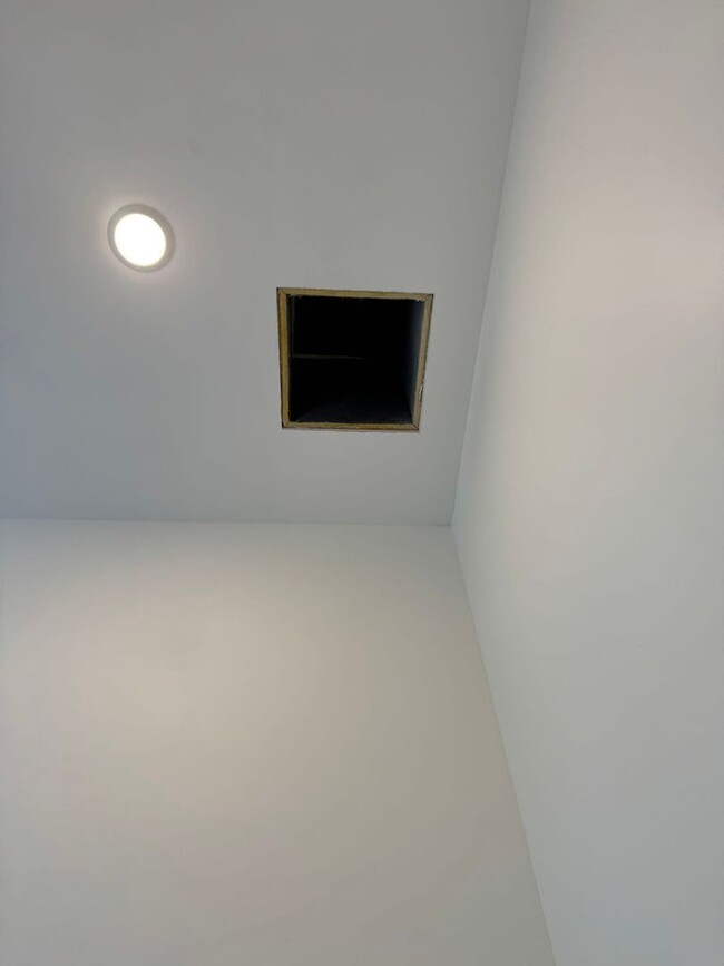 Building Photo - Brand new luxury townhome on the eastside....