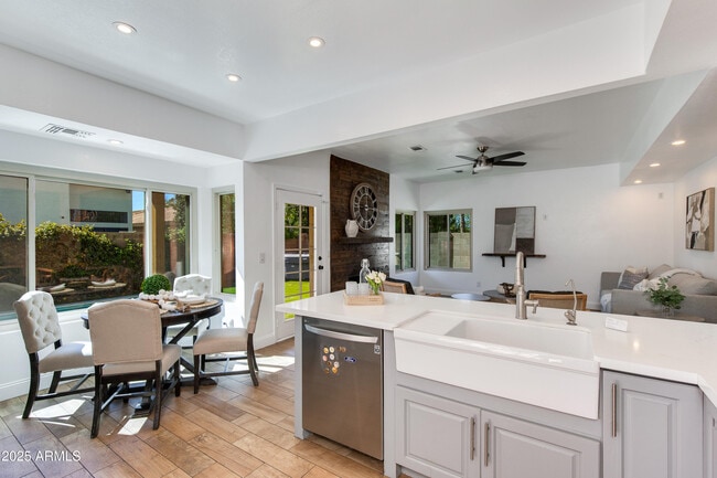 Building Photo - 2119 E New Bedford Dr