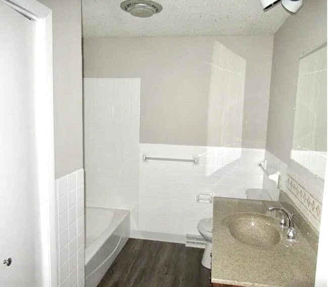 Building Photo - 1026 Illinois Dr