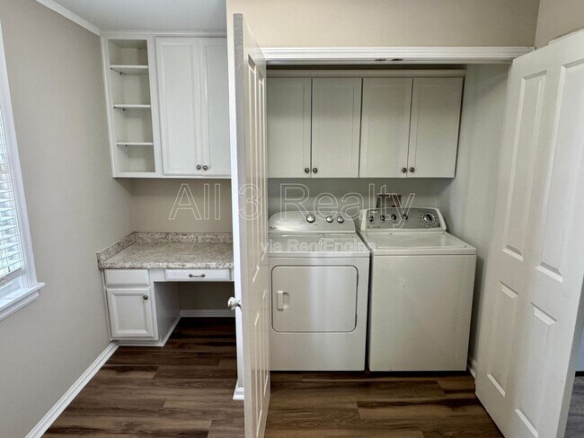 Building Photo - 301 Bradley Dr