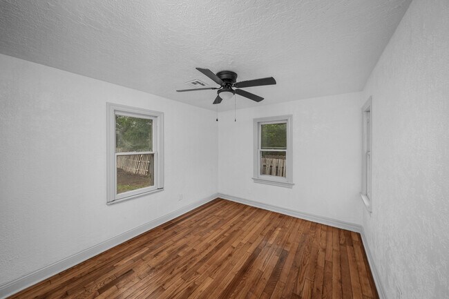 Building Photo - 1925 NW Oak Ave