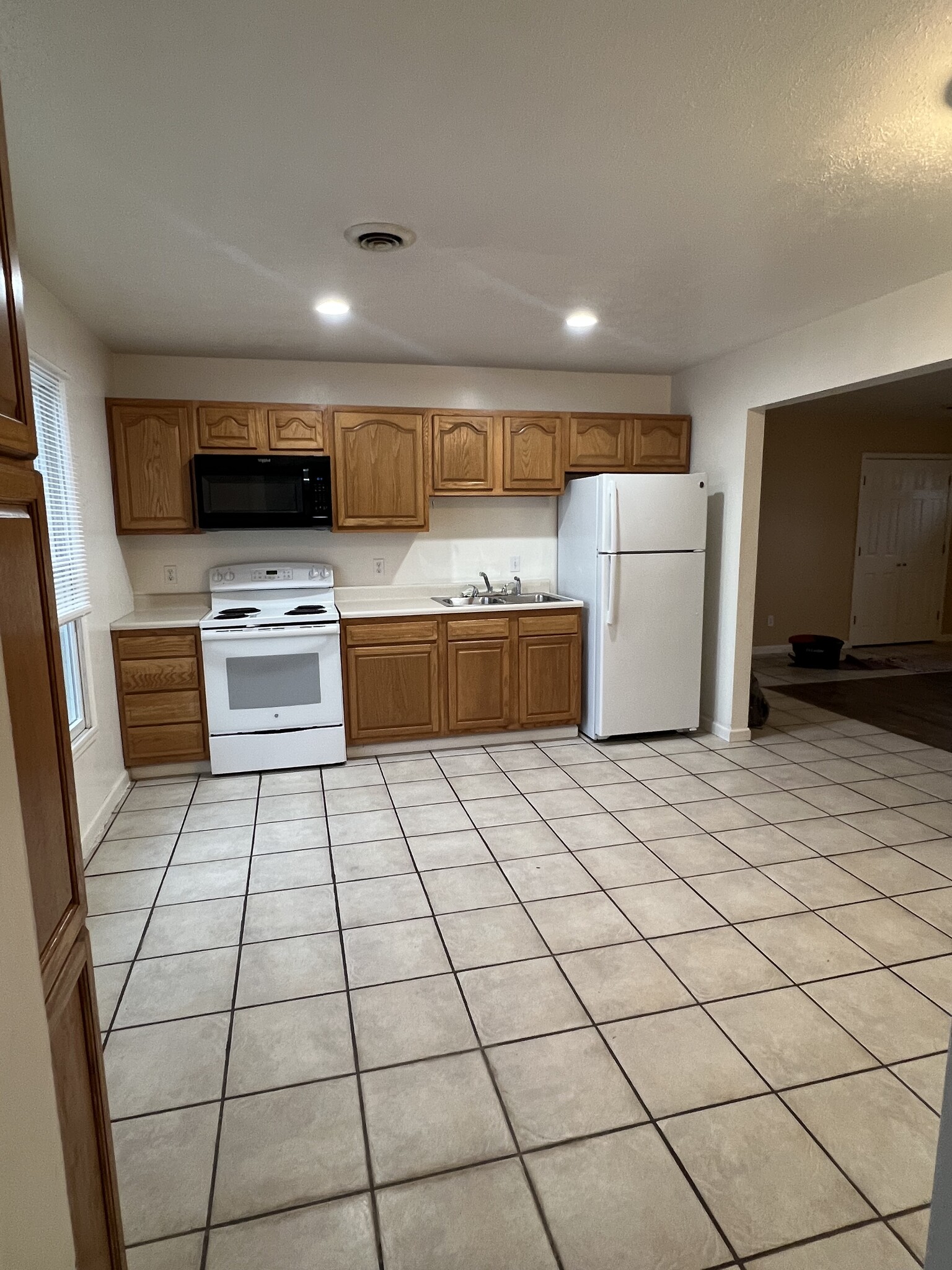 Building Photo - 605 N Main St