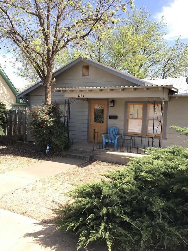 Building Photo - 2 bedroom w/ hardwood floors near TTU!