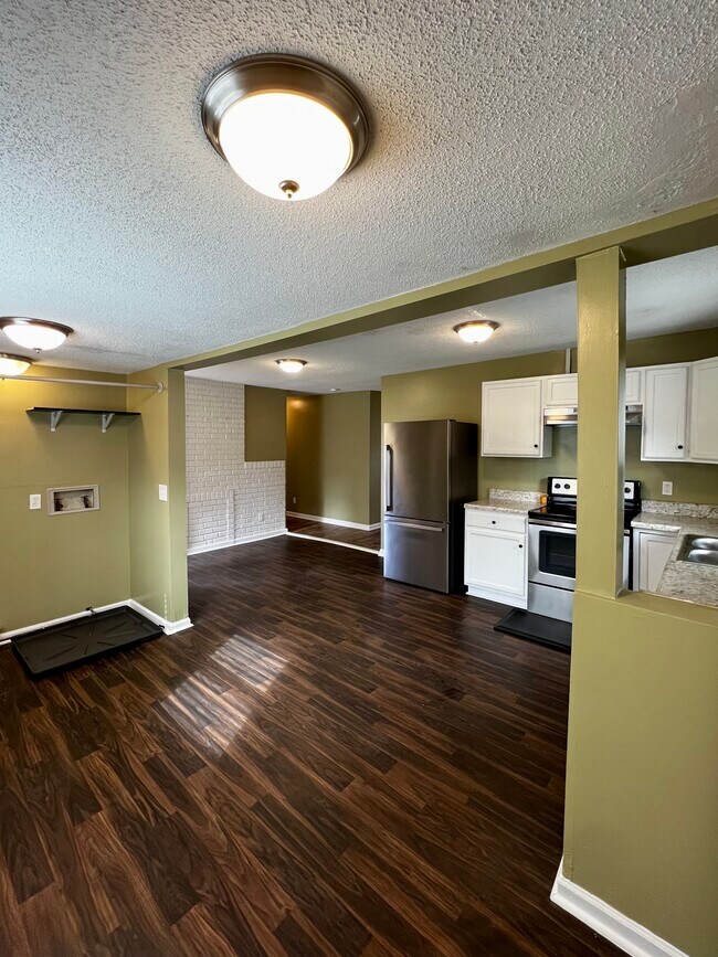 Building Photo - 712 Richmond Ave