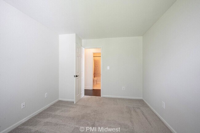 Building Photo - "Charming 3-Bed, 2-Bath Home with 1263 Sq Ft in Westfield's Serene Useppa Ct"
