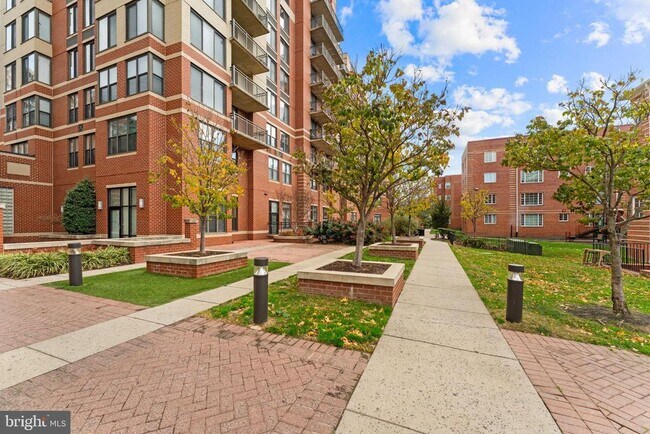 Building Photo - 2220 Fairfax Dr