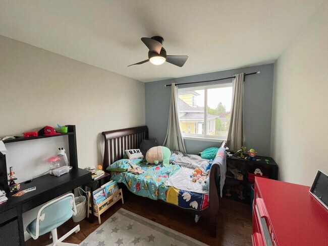 Building Photo - Spacious Corner-Lot Home 4 bed 3 bath – Green Lake, Seattle, WA