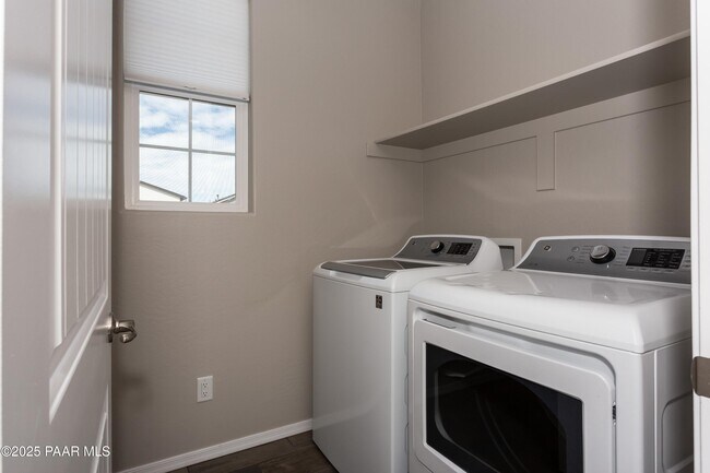 Building Photo - 1352 Warbler Wy