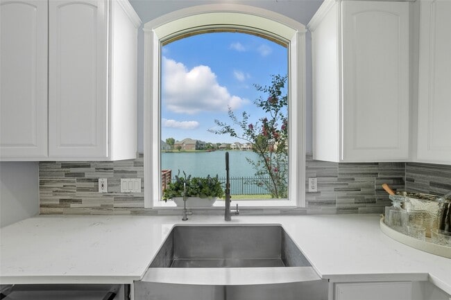 Building Photo - 5934 Stratford Gardens Dr