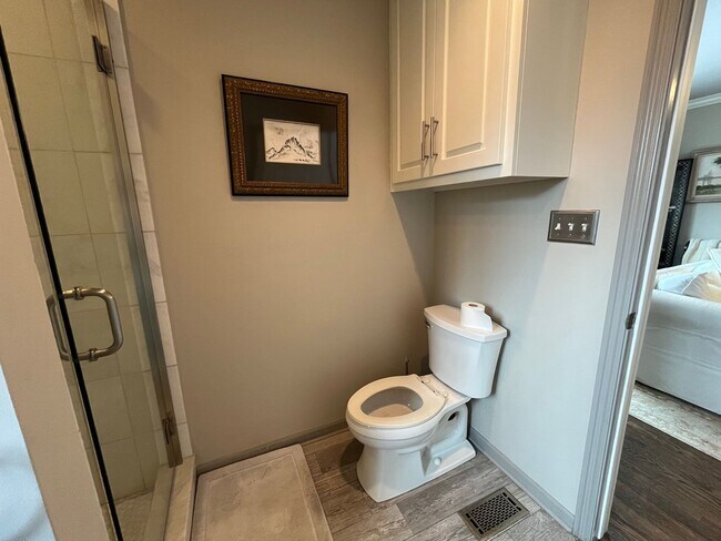 Building Photo - Beautifully renovated Midtown charmer