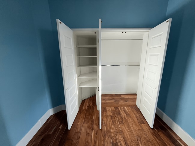 Building Photo - Beautiful 2 bed 1 bath in unit W/D, renovated kitchen, walkablitiy!