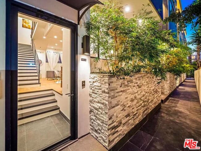 Building Photo - 1445 N Martel Ave