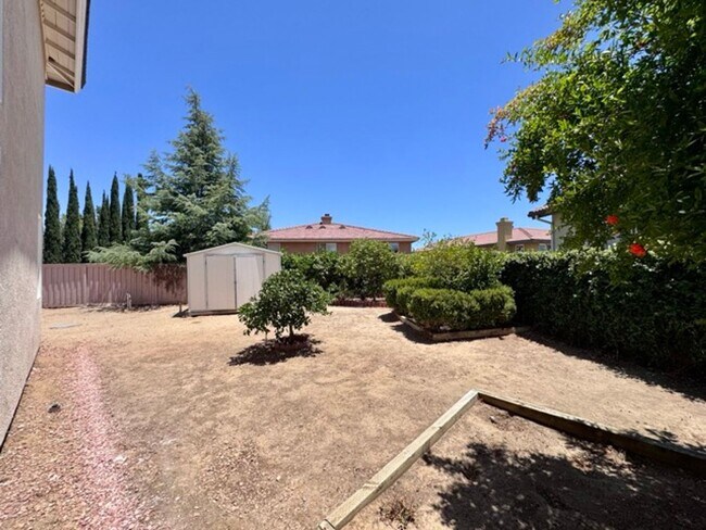 Building Photo - Murrieta Home with 6 Bedrooms plus a Bonus...