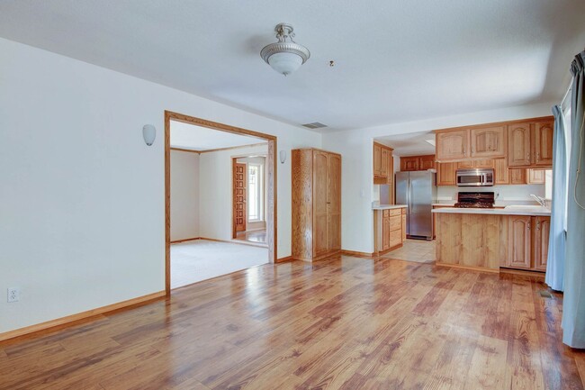 Building Photo - 3 Bed 2 Bath Home
