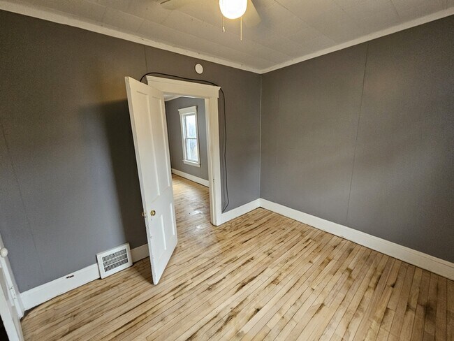 Building Photo - 2059 W 105th St