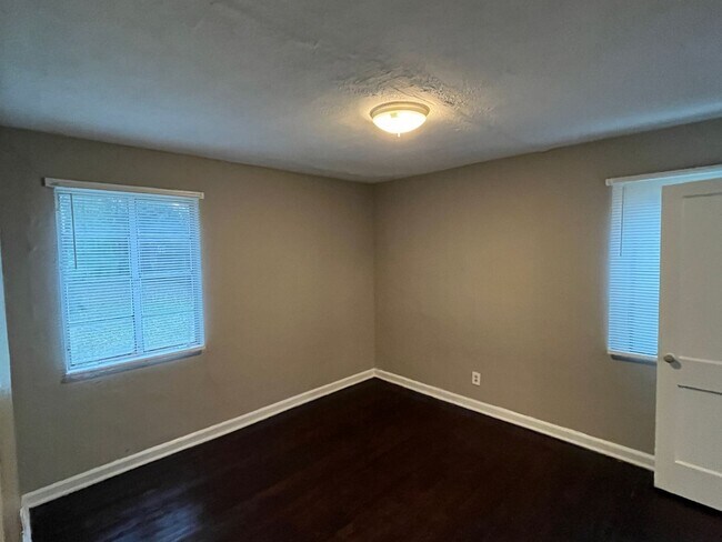 Building Photo - **ON HOLD**2 Bedroom / 1 Bathroom Total El...