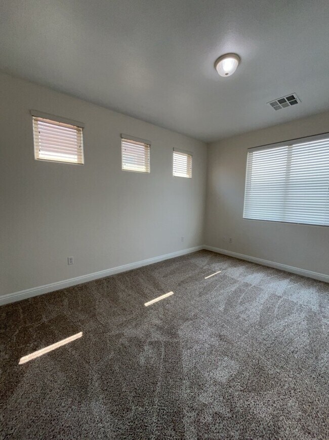 Building Photo - 533 Blanche Ct