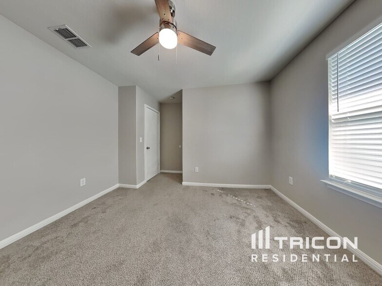 Building Photo - 150 Twisted Oaks Ln