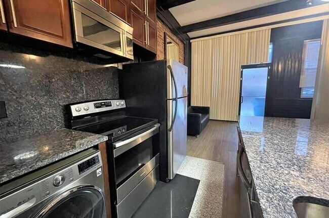 Building Photo - Gorgeous Garden Level 1-Bed with Laundry in Unit