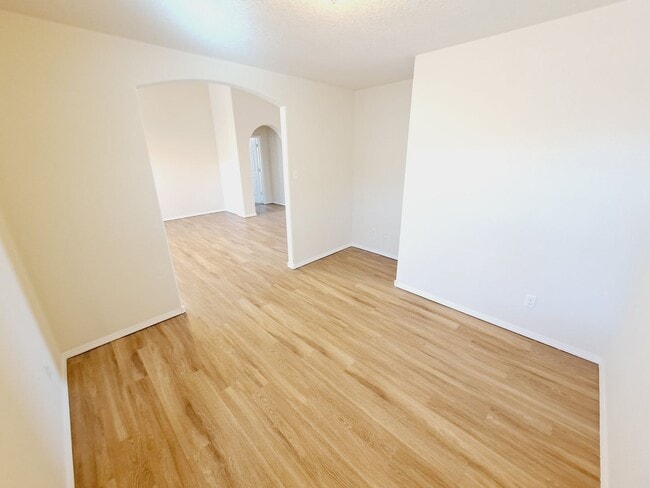 Building Photo - 3 bed 2 bath 1575 sq ft home