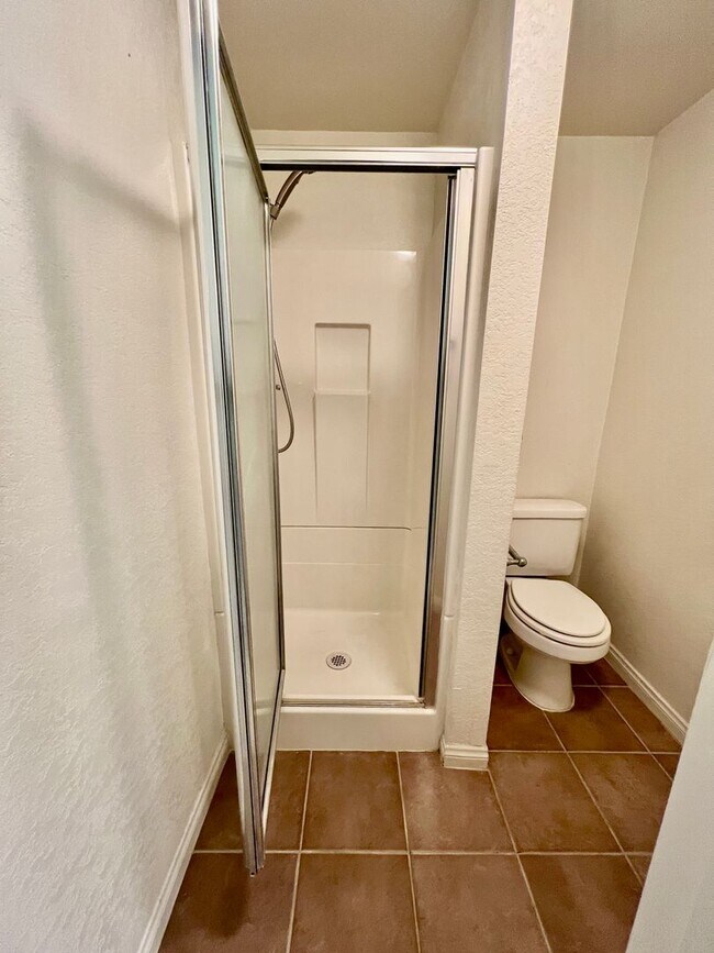 Building Photo - Lovely 2bd. condo in Claremont w/2 car garage