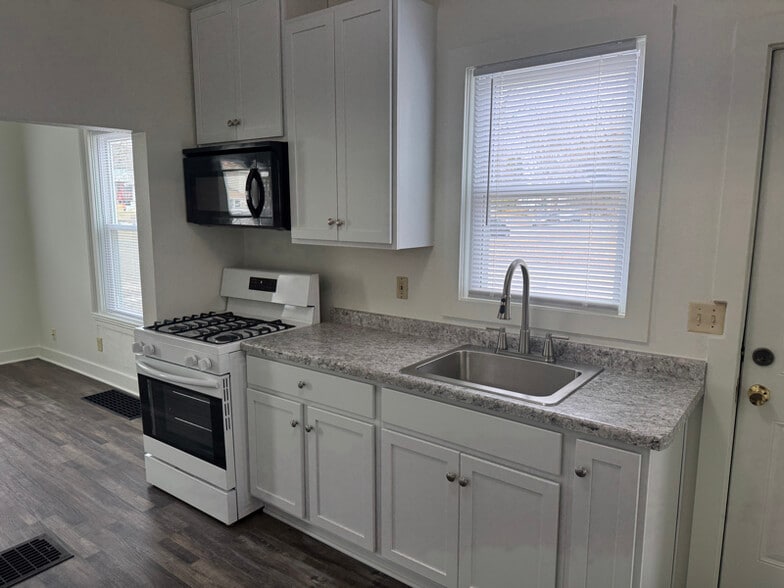 Building Photo - 000 Vine St