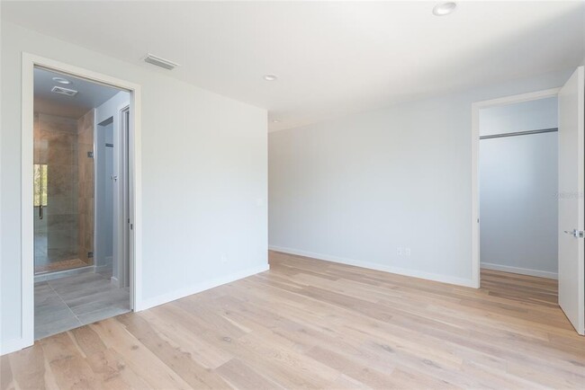 Building Photo - 530 W Plaza Pl