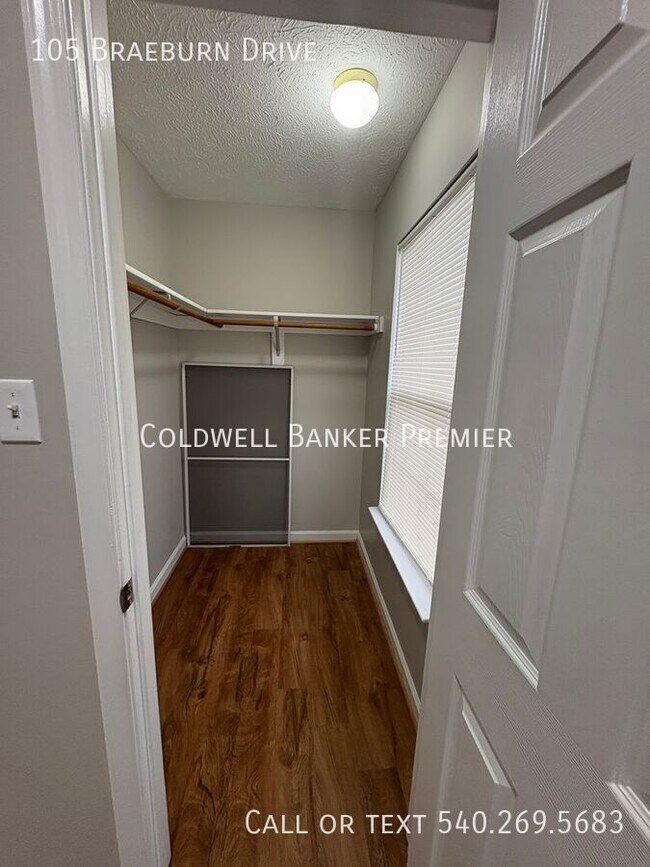 Building Photo - 105 Braeburn Dr