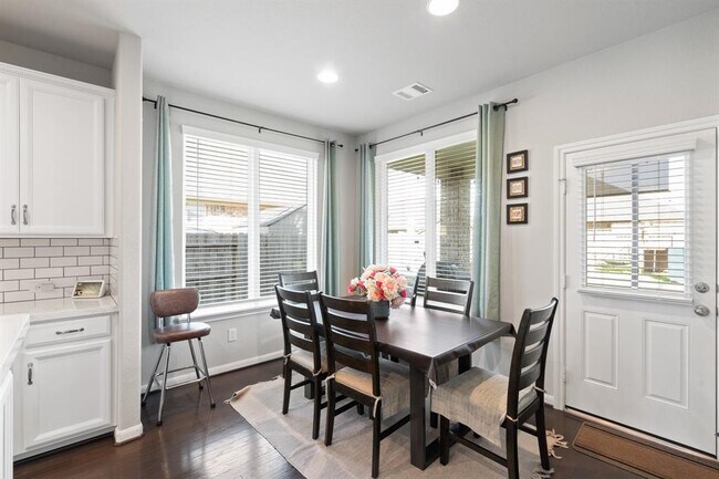 Building Photo - 515 Round Lake Dr