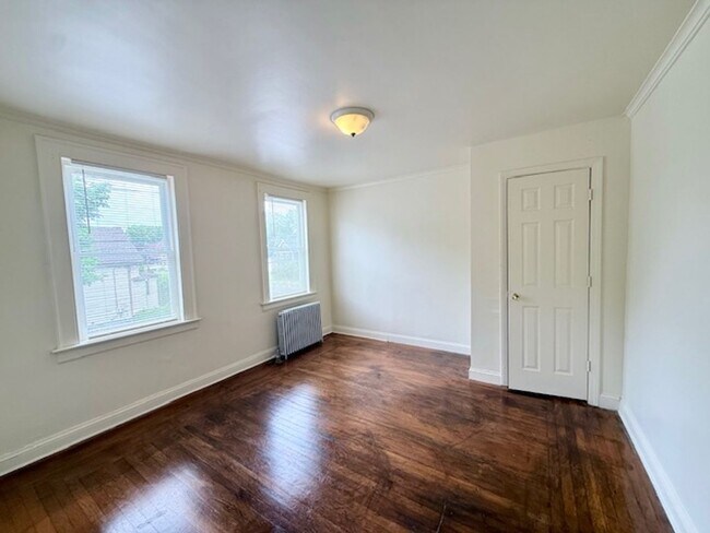 Building Photo - 452-454 Thompson Ave