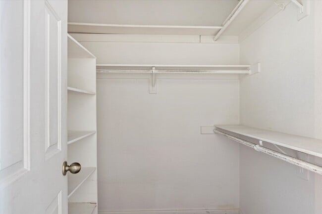 Building Photo - Centrally located Townhome/Fenced Yard